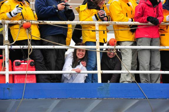 A plateia assiste e aplaude os valentes participantes do polar plunge nas águas geladas de Brown Bluff, na Antártida (foto de Vladimir Seliverstov)